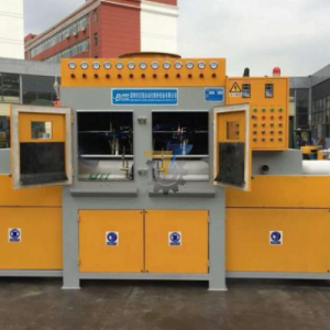 máy phun cát băng tải tự động