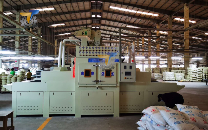 máy phun cát dạng băng tải