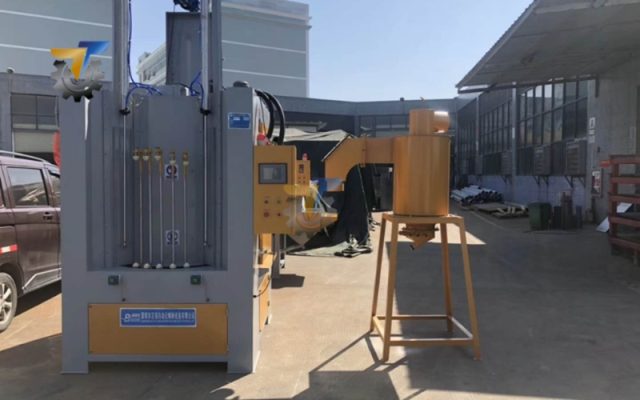 so sánh máy phun cát dạng băng tải và máy phun cát dạng móc treo